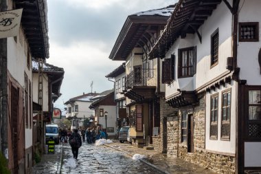 TRYAVNA, BULGARIA - 1 Kasım 2014: Bulgaristan 'ın tarihi Tryavna kasabasının merkezindeki ortaçağ evleri