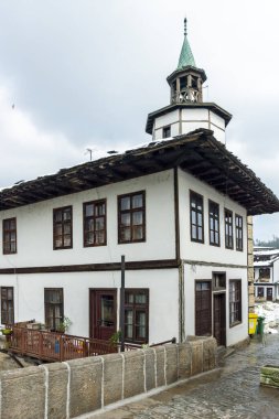 TRYAVNA, BULGARIA - 1 Kasım 2014: Bulgaristan 'ın tarihi Tryavna kasabasının merkezindeki ortaçağ evleri