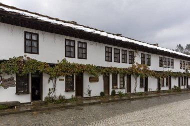 TRYAVNA, BULGARIA - 1 Kasım 2014: Bulgaristan 'ın tarihi Tryavna kasabasının merkezindeki ortaçağ evleri