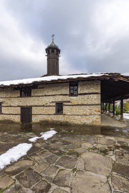 TRYAVNA, BULGARIA - 1 Kasım 2014: Bulgaristan 'ın tarihi Tryavna kasabasının merkezindeki ortaçağ evleri