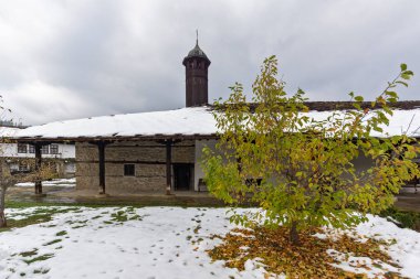 TRYAVNA, BULGARIA - 1 Kasım 2014: Bulgaristan 'ın tarihi Tryavna kasabasının merkezindeki ortaçağ evleri
