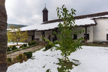 TRYAVNA, BULGARIA - 1 Kasım 2014: Bulgaristan 'ın tarihi Tryavna kasabasının merkezindeki ortaçağ evleri