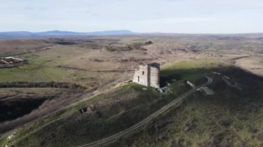 Bulgaristan 'ın Haskovo Bölgesi Matochina kasabası yakınlarındaki Ortaçağ Bukelon Kalesinin havadan görünüşü