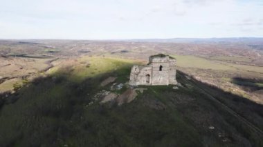 Bulgaristan 'ın Haskovo Bölgesi Matochina kasabası yakınlarındaki Ortaçağ Bukelon Kalesinin havadan görünüşü