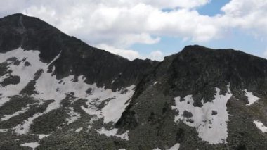 Banderishki Chukar zirvesinin şaşırtıcı hava manzarası, Pirin Dağı, Bulgaristan