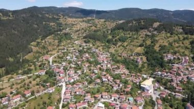 Bulgaristan 'ın Smolyan Bölgesi Momchilovtsi köyünün hava manzarası