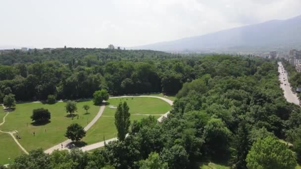 ブルガリアのソフィア市にある南公園の素晴らしい空中ビュー — ストック動画