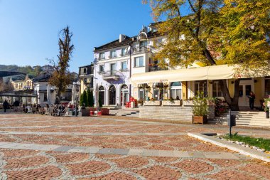 LOVECH, BULGARIA - 8 Kasım 2020: Bulgaristan 'ın Lovech kentinin şaşırtıcı sonbahar manzarası