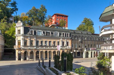 LOVECH, BULGARIA - 8 Kasım 2020: Bulgaristan 'ın Lovech kentinin şaşırtıcı sonbahar manzarası