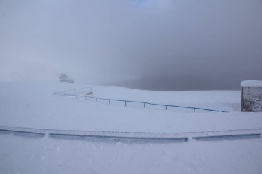Bulgaristan 'ın Belmeken Barajı yakınlarındaki Rila Dağı' nın şaşırtıcı kış manzarası