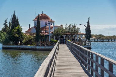 Porto Lagos, Yunanistan - 23 Eylül 2017: Saint Nicholas Porto Lagos, Doğu Makedonya ve Trakya, Yunanistan iki ada üzerinde bulunan manastır