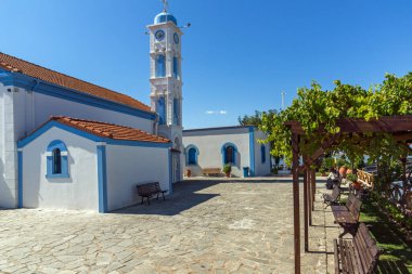Porto Lagos, Yunanistan - 23 Eylül 2017: Saint Nicholas Porto Lagos, Doğu Makedonya ve Trakya, Yunanistan iki ada üzerinde bulunan manastır