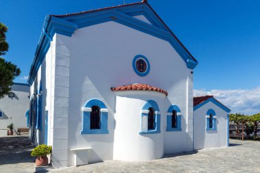 Porto Lagos, Yunanistan - 23 Eylül 2017: Saint Nicholas Porto Lagos, Doğu Makedonya ve Trakya, Yunanistan iki ada üzerinde bulunan manastır