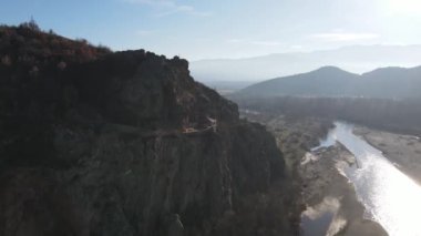 Bulgaristan 'ın Petrich Vadisi' nden geçen Struma nehrinin şaşırtıcı hava manzarası
