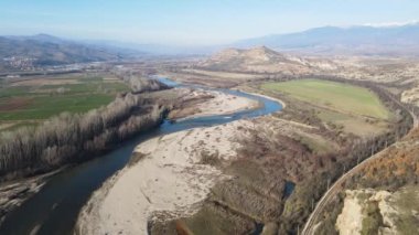 Bulgaristan 'ın Petrich Vadisi' nden geçen Struma nehrinin şaşırtıcı hava manzarası