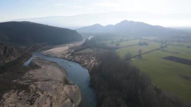Bulgaristan 'ın Petrich Vadisi' nden geçen Struma nehrinin şaşırtıcı hava manzarası