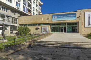 RUSE, BULGARIA -NOVEMBER 2, 2020: Bulgaristan 'ın Ruse kentinin merkezindeki Tipik İnşaat ve Sokak