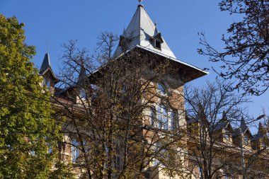 RUSE, BULGARIA -NOVEMBER 2, 2020: Bulgaristan 'ın Ruse kentinin merkezindeki Tipik İnşaat ve Sokak