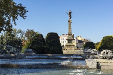 RUSE, BULGARIA -NOVEMBER 2, 2020: Bulgaristan 'ın Ruse kentinin merkezindeki Tipik İnşaat ve Sokak