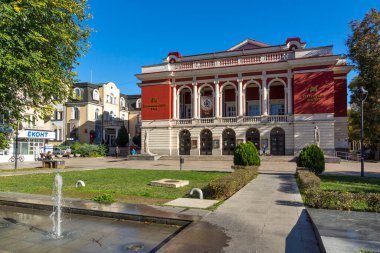 RUSE, BULGARIA -NOVEMBER 2, 2020: Bulgaristan 'ın Ruse kentinin merkezindeki Tipik İnşaat ve Sokak