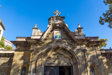 RUSE, BULGARIA -NOVEMBER 2, 2020: Bulgaristan 'ın Ruse kentinin merkezindeki Tipik İnşaat ve Sokak