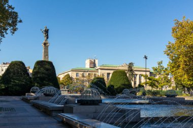 RUSE, BULGARIA -NOVEMBER 2, 2020: Bulgaristan 'ın Ruse kentinin merkezindeki Tipik İnşaat ve Sokak