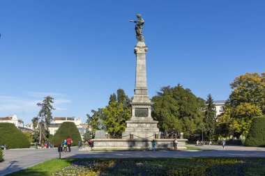 RUSE, BULGARIA -NOVEMBER 2, 2020: Bulgaristan 'ın Ruse kentinin merkezindeki Tipik İnşaat ve Sokak