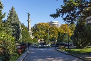 RUSE, BULGARIA -NOVEMBER 2, 2020: Bulgaristan 'ın Ruse kentinin merkezindeki Tipik İnşaat ve Sokak