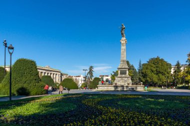 RUSE, BULGARIA -NOVEMBER 2, 2020: Bulgaristan 'ın Ruse kentinin merkezindeki Tipik İnşaat ve Sokak