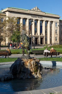 RUSE, BULGARIA -NOVEMBER 2, 2020: Bulgaristan 'ın Ruse kentinin merkezindeki Tipik İnşaat ve Sokak