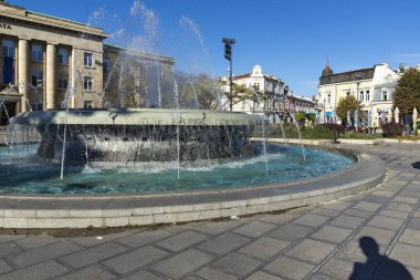 RUSE, BULGARIA -NOVEMBER 2, 2020: Bulgaristan 'ın Ruse kentinin merkezindeki Tipik İnşaat ve Sokak