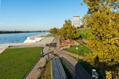 RUSE, BULGARIA -NOVEMBER 2, 2020: Bulgaristan 'ın Ruse kentinin merkezindeki Tipik İnşaat ve Sokak
