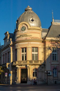 RUSE, BULGARIA -NOVEMBER 2, 2020: Bulgaristan 'ın Ruse kentinin merkezindeki Tipik İnşaat ve Sokak