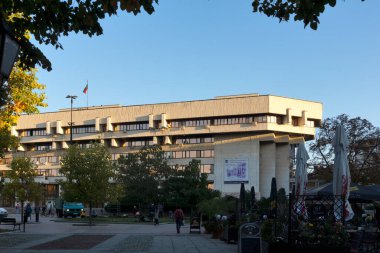 RUSE, BULGARIA -NOVEMBER 2, 2020: Bulgaristan 'ın Ruse kentinin merkezindeki Tipik İnşaat ve Sokak
