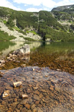Bulgaristan 'ın Yonchevo Gölü yakınlarındaki Rila Dağı' nın muhteşem manzarası