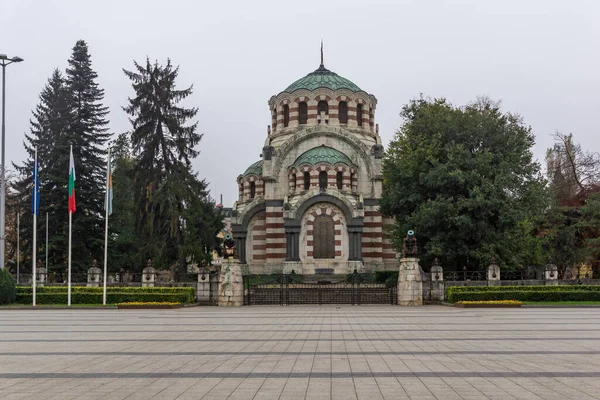 PLEVEN, BULGARIA - 8 Kasım 2020: Bulgaristan 'ın Plevne kentinin panoramik manzarası