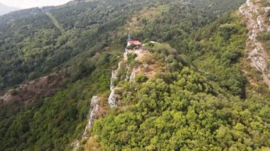 Bulgaristan 'ın Filibe Bölgesi Asenovgrad yakınlarındaki Selanik Kilisesi' nden Aziz Demetrius 'un hava manzarası