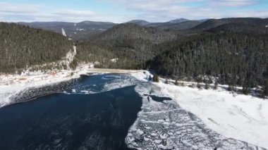 Bulgaristan 'ın Pazardzhik Bölgesi, buzla kaplı Golyam Beglik Barajı' nın hava manzarası