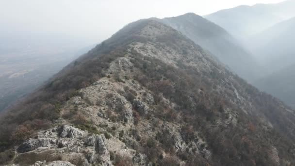 Vista Aérea Colina Anathema Montaña Rhodopes Cerca Ciudad Asenovgrad Región — Vídeo de stock