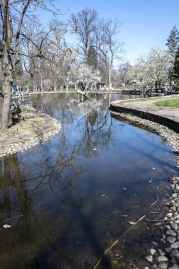 SOFYA, BULGARIA - 19 Mart 2023: Bulgaristan 'ın Sofya kentinde Borisova gradina' nın (Boris Garden) şaşırtıcı bahar manzarası