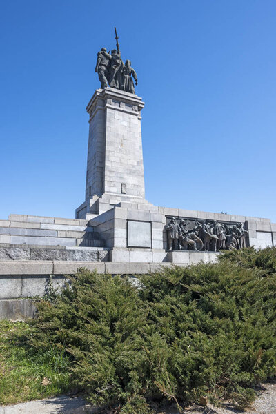 СОФИЯ, БУЛЬГАРИЯ - 19 марта 2023 года: Памятник Советской Армии в городе София, Болгария