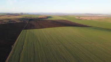Bulgaristan 'ın Burgaz Bölgesi, Trakya (A1) otoyolu yakınlarındaki kırsal arazinin hava günbatımı manzarası