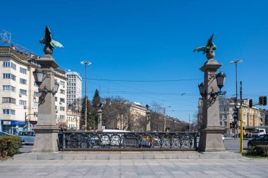 SOFYA, BULGARIA - 19 Mart 2023: Bulgaristan 'ın Sofya kentindeki Perlovska nehri üzerindeki Spring view Eagle Bridge