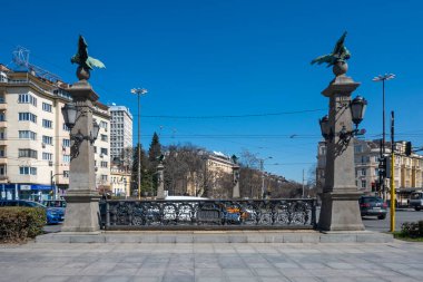 SOFYA, BULGARIA - 19 Mart 2023: Bulgaristan 'ın Sofya kentindeki Perlovska nehri üzerindeki Spring view Eagle Bridge