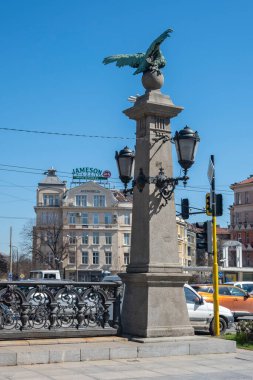 SOFYA, BULGARIA - 19 Mart 2023: Bulgaristan 'ın Sofya kentindeki Perlovska nehri üzerindeki Spring view Eagle Bridge