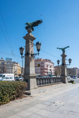 SOFYA, BULGARIA - 19 Mart 2023: Bulgaristan 'ın Sofya kentindeki Perlovska nehri üzerindeki Spring view Eagle Bridge