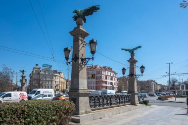 SOFYA, BULGARIA - 19 Mart 2023: Bulgaristan 'ın Sofya kentindeki Perlovska nehri üzerindeki Spring view Eagle Bridge