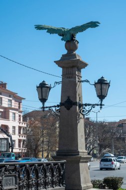 SOFYA, BULGARIA - 19 Mart 2023: Bulgaristan 'ın Sofya kentindeki Perlovska nehri üzerindeki Spring view Eagle Bridge