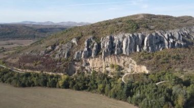 Bulgaristan 'ın Vratsa Bölgesi' ndeki Strupets köyü yakınlarından geçen Iskar Nehri 'nin havadan sonbahar manzarası