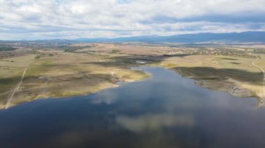 Pyasachnik (Kum Taşı) Reservoir, Sredna Gora Dağı, Filibe Bölgesi, Bulgaristan 'ın Havadan Sonbahar manzarası